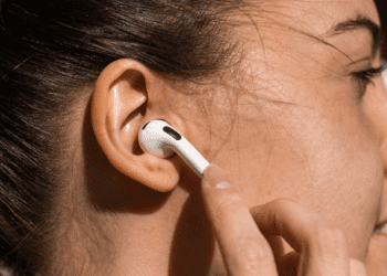 5 Mistakes You Might Be Making With Your Earbuds